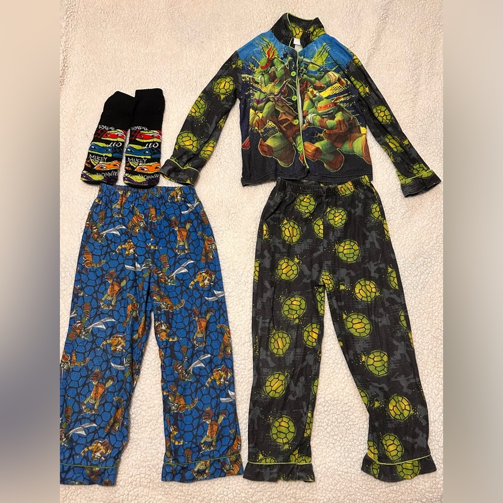 TMNT Teenage Mutant Ninja Turtles Lot Boys Medium age 8 pajamas socks top bottom
